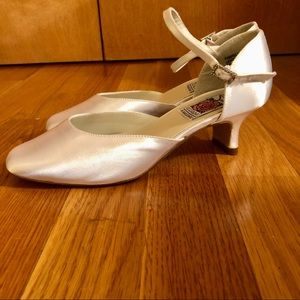 Girls size 3 satin kitten heel dress shoes. Brand new in original box
